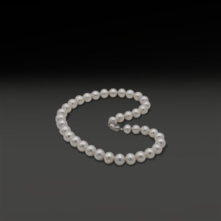 A Chinese pearls necklace