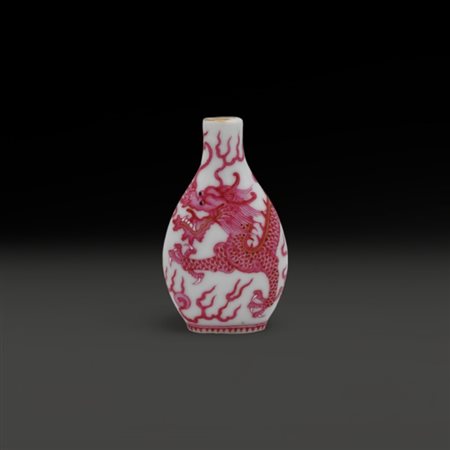 A Chinese snuff bottle