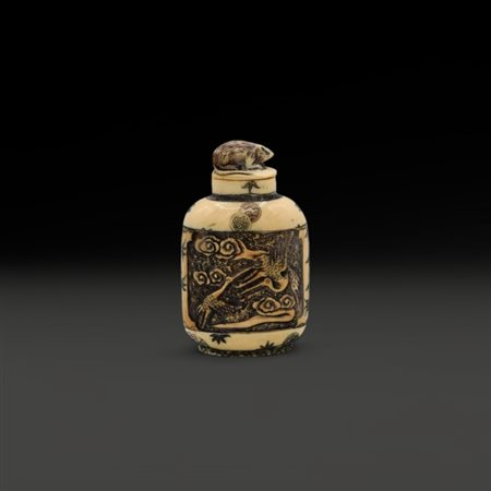 A Chinese snuff bottle