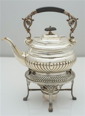  
Samovar in argento Manifattura inglese, XIX/XX secolo
 30 x 24 cm