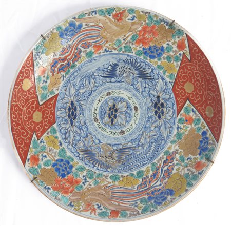  
Piatto in porcellana Imari Giappone, seconda metà XIX secolo
 diametro 44 cm