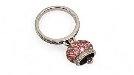  
Anello con campanella pendente in oro, corindoni rosa e diamanti.  
 