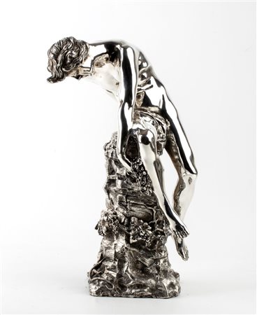 Marcello Mortet (Roma, 1911 - Roma, 1985) 
Scultura italiana in argento raffigurante Narciso Roma, metà XX secolo
 Altezza x larghezza x profonfità: 38 x 22 x 20 cm. Peso 5570