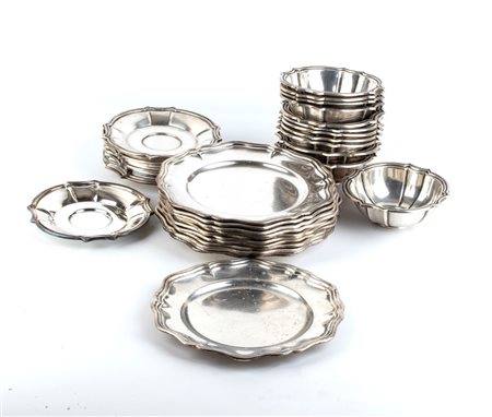  
Set di 12 coppette, 12 piattini e 12 piatti italiani in argento XX secolo 
 Peso totale: 6.606 gr