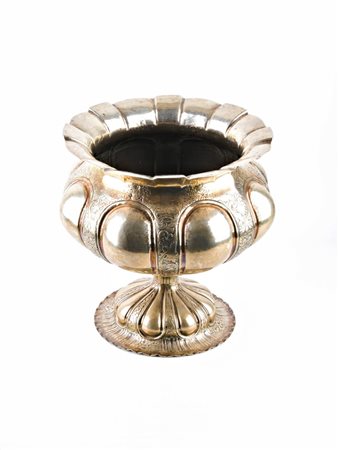  
Vaso italiano in argento Inizio XX secolo
 Altezza x larghezza x profondità: 37 x 27 x 27 cm. Peso: 1770 gr circa.