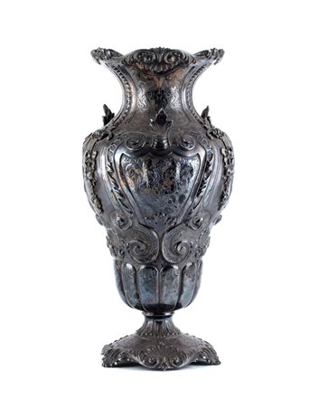  
Vaso italiano in argento inizio XX secolo
 Altezza x larghezza x lunghezza: 47 x 20 x 20 cm.Peso: 1998 gr.