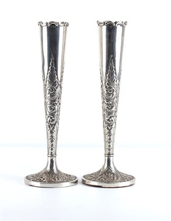 WALKER & HALL  
Coppia di vasetti portafiori inglesi in argento Sheffield 1902
 Altezza x larghezza x profondità: 25 x 8,5 x 8,5 cm. Peso: 240 gr circa.