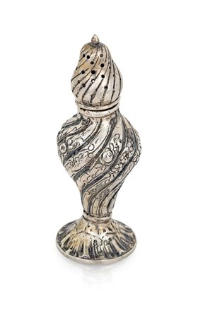 Piccolo caster portasale in argento corpo a vaso su piede circolare,...