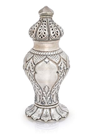 Spargizucchero in argento, Londra 1897 corpo a vaso decorato da composizioni...