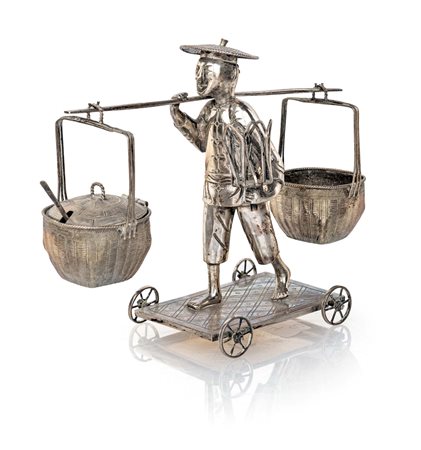 Cruet antropomorfo in argento figura di portantino asiatico col tradizionale...