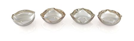 Quattro bowls di diversa forma in argento 925/000 ognuna caratterizzata da...