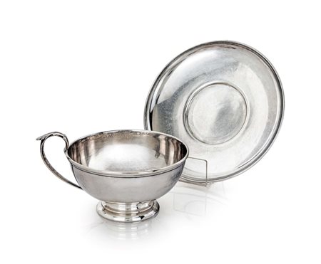 Tazza da puerpera con piatto, argentiere E. Broggi cm 8,5x16x12,5 e diametro...