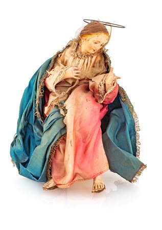 Madonna assisa tunica plissettata con ampie maniche, sopraveste in seta rosa...