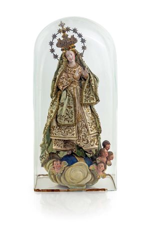 Madonna Immacolata con ricca veste ricamata rifinita da gallonatura, ritratta...