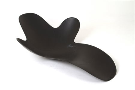 MONICA GRAFFEO. Black leather Lazy Mary chaise longue for DISGUINCIO