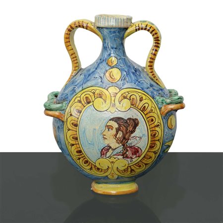 Fiasca con manici in maiolica di Caltagirone, sul fronte ritratto di donna entro riserve