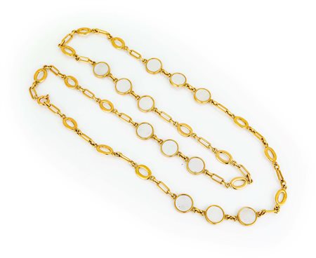 Collana in oro e madreperla Oro giallo 750/000. Peso complessivo gr. 57 Il...