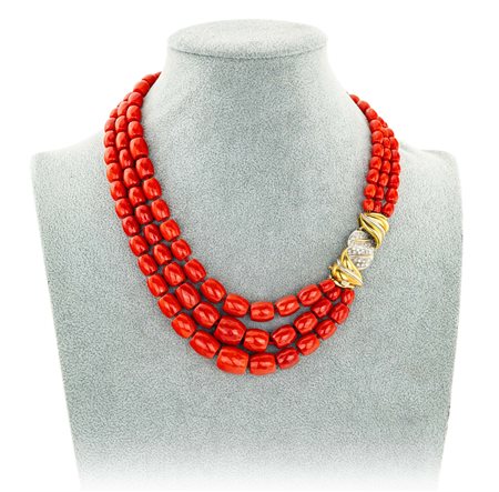 Collana in corallo rosso, oro e brillanti Oro bianco e giallo 750/000....