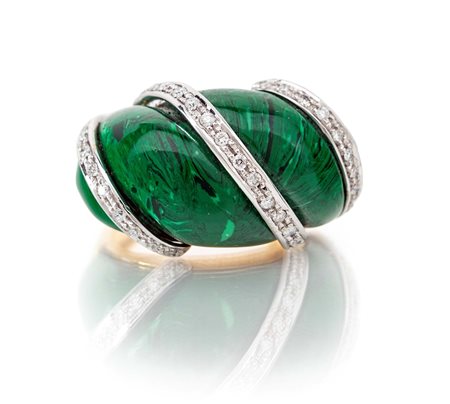 Anello in oro, malachite e brillanti Oro bianco e giallo 750/000. Peso...