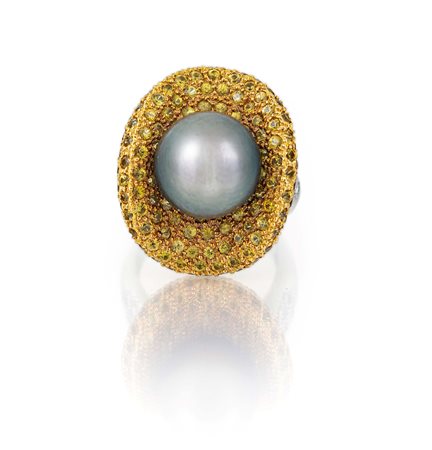 Anello in oro bianco, zaffiri gialli, brillanti e perla Tahiti Oro bianco...