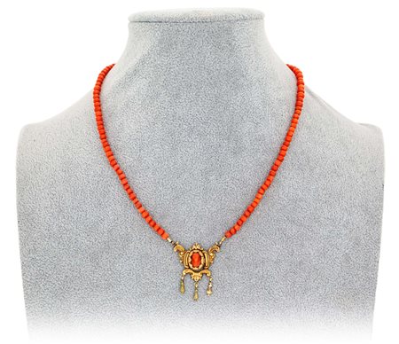 Collana antica in corallo e oro Oro giallo 750/000. Peso complessivo gr....