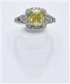 18K WHITE GOLD RING WITH FANCY YELLOW DIAMOND An exquisite white gold ring...