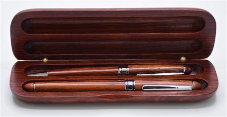 COPPIA DI PENNE IN SCATOLA DI LEGNO E ARGENTO DESCRIPTION: Pair of pens, one...