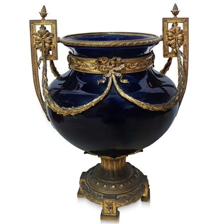 Grande vaso in porcellana  blu stile Sevres con applicazioni in bronzo , France 19° secolo