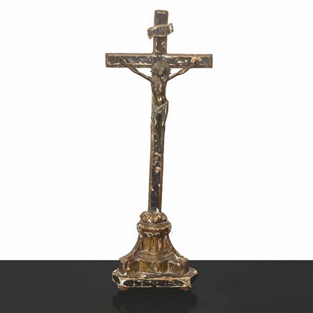 Crocifisso con croce lignea dorata e laccata e Cristo in bronzo dorato, 18° secolo