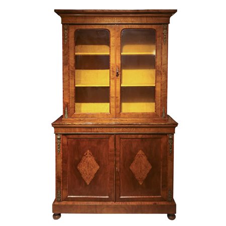 Libreria-credenza in legno di noce a due corpi con sportelli a vetri nella parte superiore e coppia di sportelli nella parte bassa con intarsi in legni chiari e bronzi applicati, 19° secolo