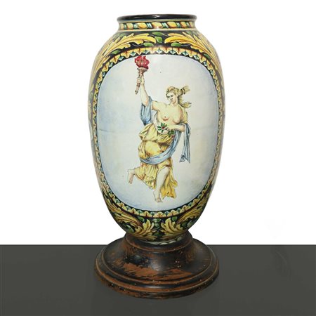 Grande vaso in maiolica di Caltagirone con raffigurazione di Donna con fiaccola, Bottega Di Bartolo, fine 19° secolo