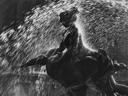 Mario De Biasi (1923-2013)  - Senza titolo (Fontana delle Naiadi, Roma), 1950s/1960s