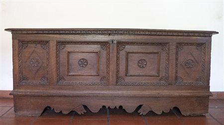 Cassapanca umbra del XVI secolo in noce massello, 77x185x60 cm Piano...