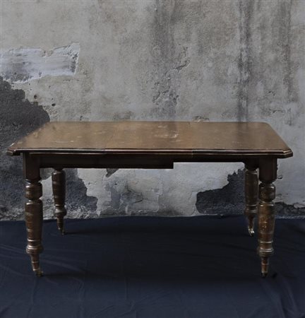 Tavolo da pranzo inglese in legno , Fine XIX secolo 150x104 cm Presenta segni...