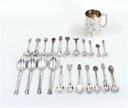 A lot consisting of various silver spoons in a birth cup. 2nd grade. Total...