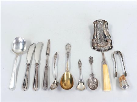 A lot of various silver objects consisting of a fish scoop, marrowbone and...