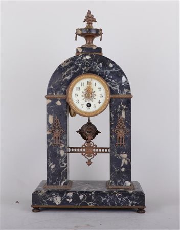 A veined marble mantel clock with bronze mounts. France 1890.H.: 46 cm.