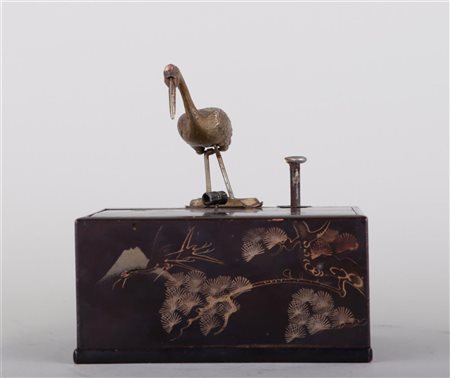 A chinoiserie cigarette dispenser with crane, first quarter 20th century.