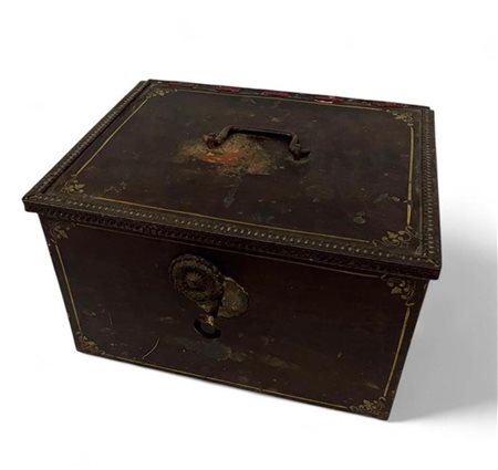 A wooden safe, ca. 1900/1920. With key. 40 x 40 x 40 cm.