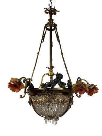 A bronze bag crown, with putti and red glass roses. ca. 1900.Hoogte: 100 cm.