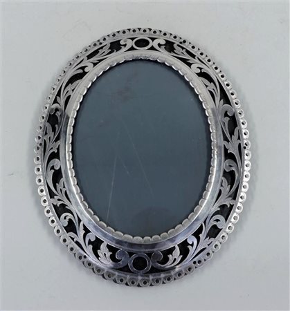 A silver picture frame with an open-sawn edge. Ca. 1900.24 x 20 cm.