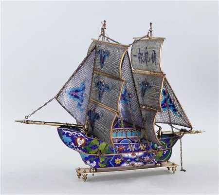 A cloisonné ship model, 20th century.H.: 30 x L.: 34 cm.