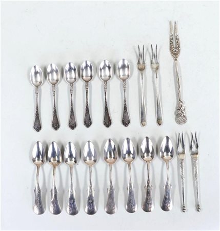 A lot with various silver spoons and pickle forks. 297 grams.