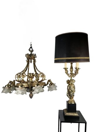 A lot consisting of a brass chandelier and a matching table lamp.