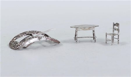 A lot of miniature silver consisting of a table and chair, with a silver...