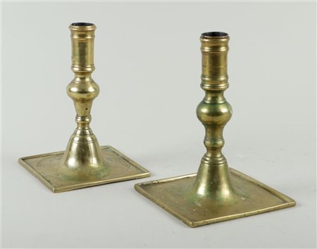 A lot of two Spanish brass candlesticks on a square base, 17th/18th...