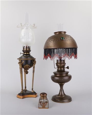 A lot consisting of a copper Art Nouveau oil lamp, a Neo Classical oil lamp...