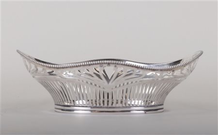 C.F. Wewer, Schoonhoven (1932-1968), silver basket with pearl rim and sawn...