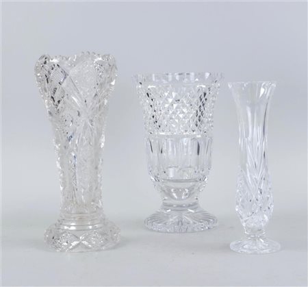 A lot consisting of (3) cut crystal vases.H.: 23, 25, & 22 cm.