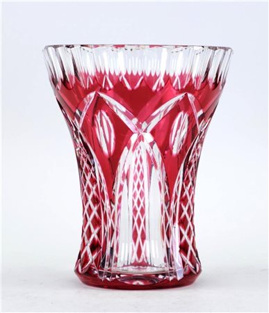 A cranbarry, Val St. Lambert, cut crystal beaker vase.H.: 20 x Diam.: 16 cm.